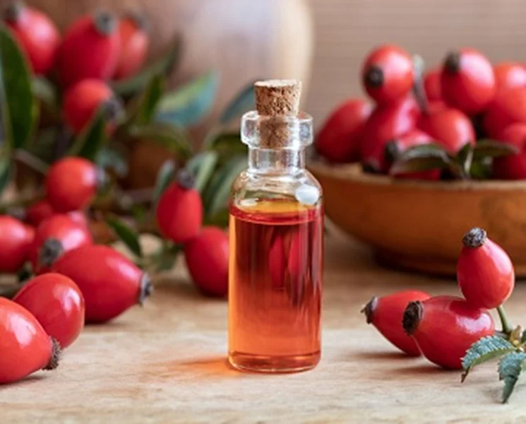 خواص روغن رزهیپ در شفافیت و جوانسازی پوست