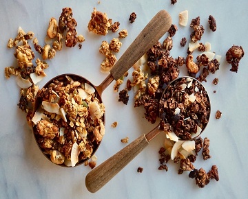 گرانولا، میان وعده مقوی و سالم برای انواع رژیم های غذایی